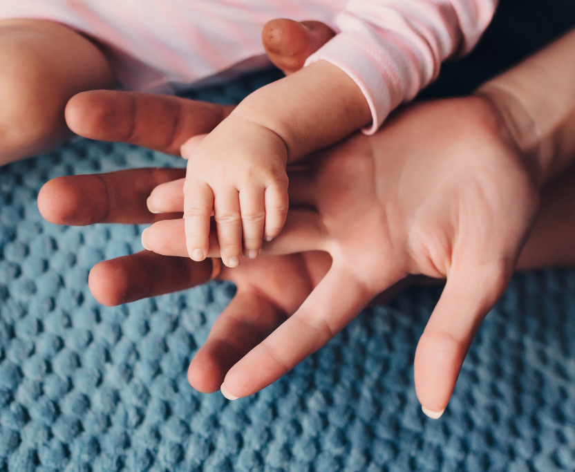 Le toucher maman bébé